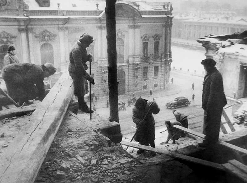 Восстановительные работы на Невском проспекте, 1944 год.