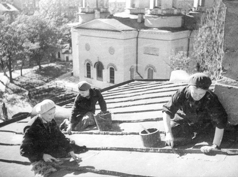 Ремонт крыши в Манежном переулке, 1942 год.