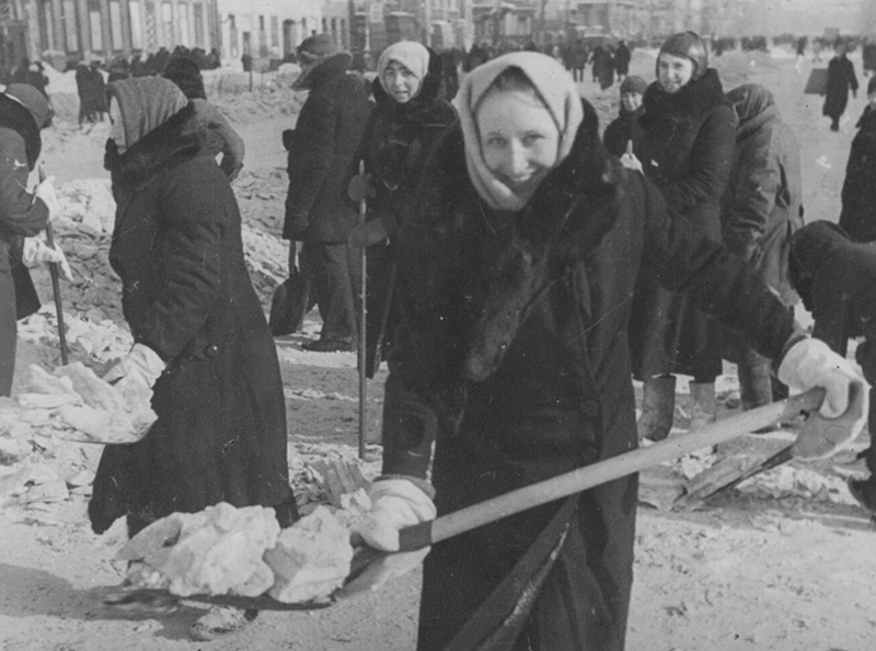 Уборка снега на Невском проспекте, 1943 год.